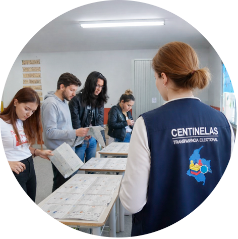 Ciudadano depositando voto en urna